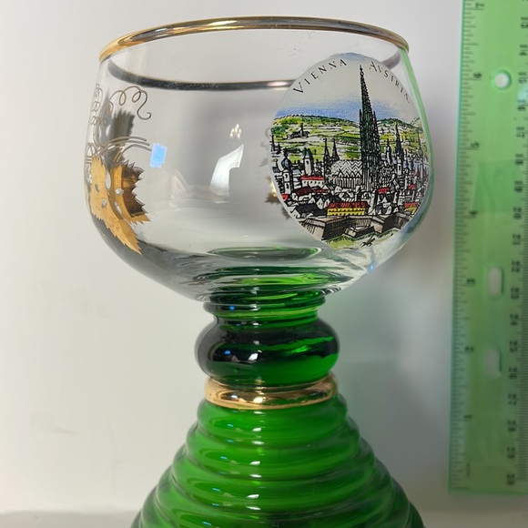 Souvenir music box. Green glass. Shaped as a wine glass. - Picture 3 of 5